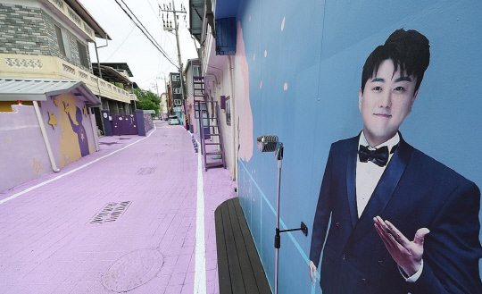 25일 경북 김천시 교동 '김호중 소리길'이 주말임에도 한산한 모습을 보이고 있다. 이 길은 가수 김호중 씨를 상징해 김천시가 조성한 관광 특구 거리다.<연합뉴스>